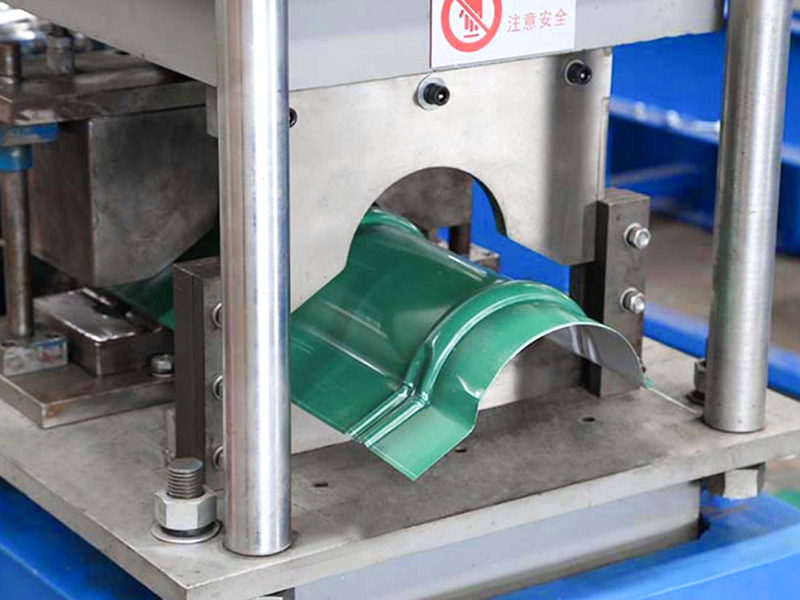YX112-300 Sterke duurzaamheid daknokkap rolvormmachine